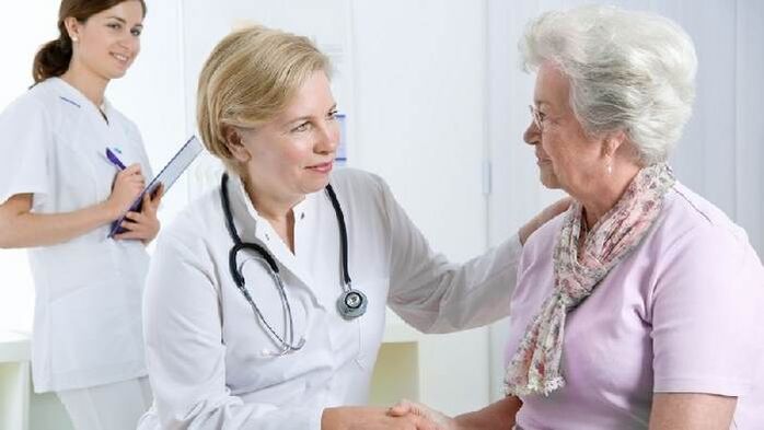 Az orvos ajánlásokat ad a páciensnek az arthrosis kezelésére